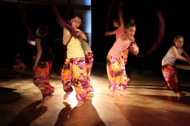 STACJA KULTURA - podsumowanie sezonu kulturalnego 2013/2014,  26 czerwca 2014 r.,  wystąpili: Małe Formy Teatralne, Klub Piosenki i Poezji, Dziecięcy Zespół Teatralny DO GÓRY, Mała Wielkopolska, Zespół Tańca AKCENT i MINIAKCENT.